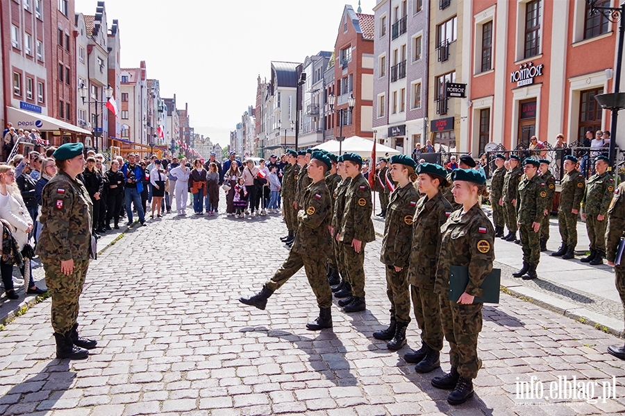 Elblg: Mieszkacy przeszli z 50-metrow flag ulicami starwki, fot. 62