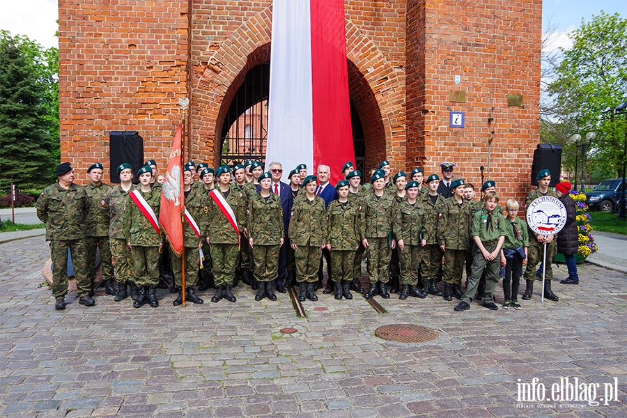 Elblg: Mieszkacy przeszli z 50-metrow flag ulicami starwki, fot. 63