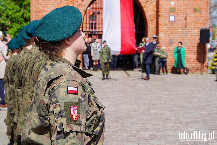 Elblg: Mieszkacy przeszli z 50-metrow flag ulicami starwki, fot. 64