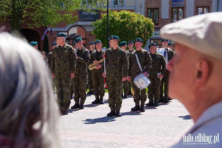 Obchody 232. rocznicy uchwalenia Konstytucji 3 Maja. witowalimy oficjalnie i... na rzece Elblg, fot. 1