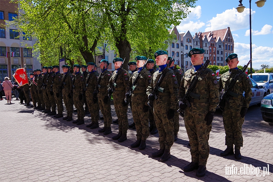 Obchody 232. rocznicy uchwalenia Konstytucji 3 Maja. witowalimy oficjalnie i... na rzece Elblg, fot. 3