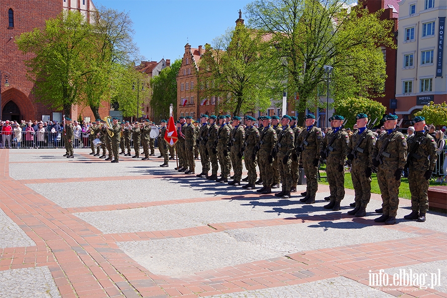 Obchody 232. rocznicy uchwalenia Konstytucji 3 Maja. witowalimy oficjalnie i... na rzece Elblg, fot. 23