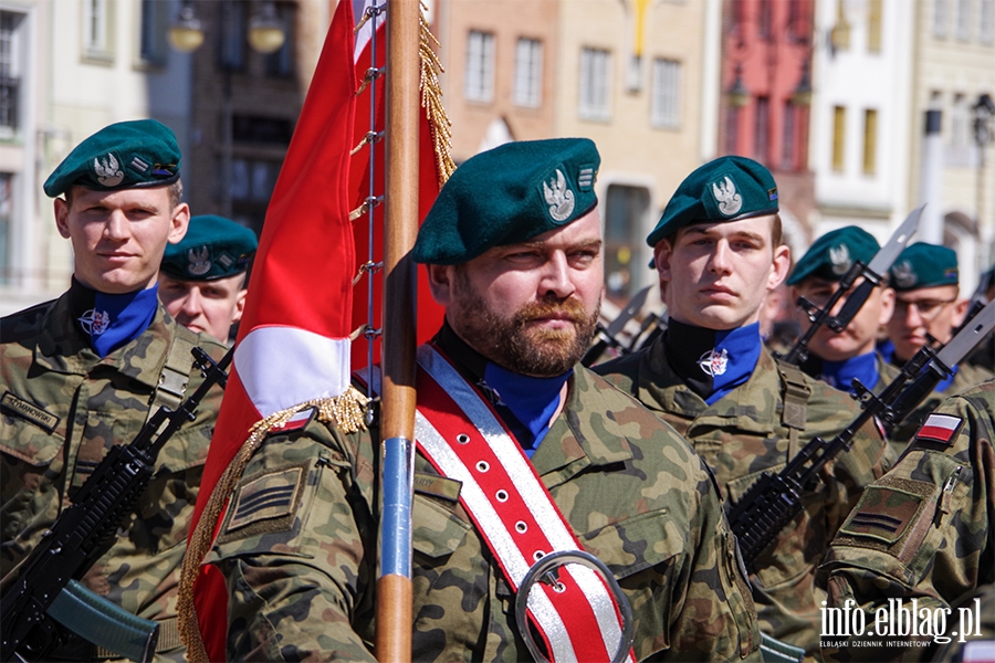 Obchody 232. rocznicy uchwalenia Konstytucji 3 Maja. witowalimy oficjalnie i... na rzece Elblg, fot. 41