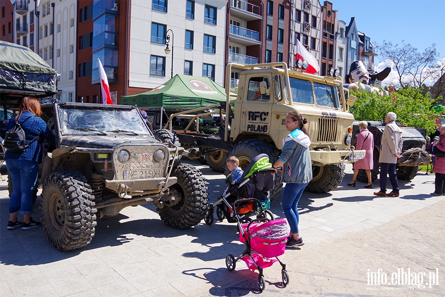 Obchody 232. rocznicy uchwalenia Konstytucji 3 Maja. witowalimy oficjalnie i... na rzece Elblg, fot. 82