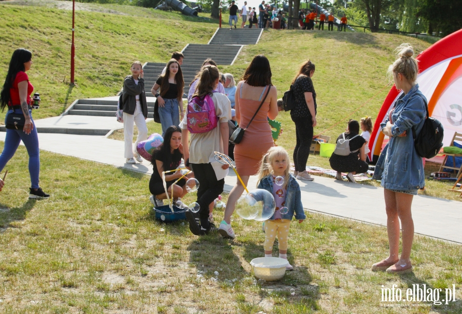 Dzieci witoway w Parku Dolinka, fot. 4