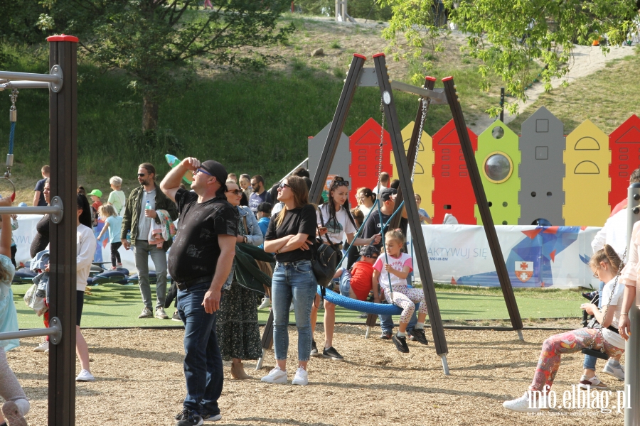 Dzieci witoway w Parku Dolinka, fot. 28