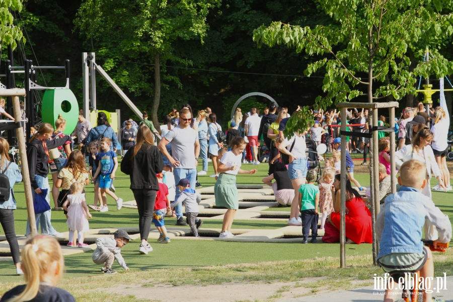 Dzieci witoway w Parku Dolinka, fot. 37