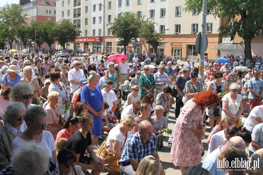 Elblg: Procesja przesza ulicami Starego Miasta. Wierni witowali Boe Ciao , fot. 47