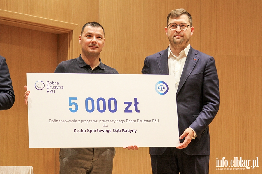 Siedemnaście klubów otrzymało czeki od PZU, fot. 16