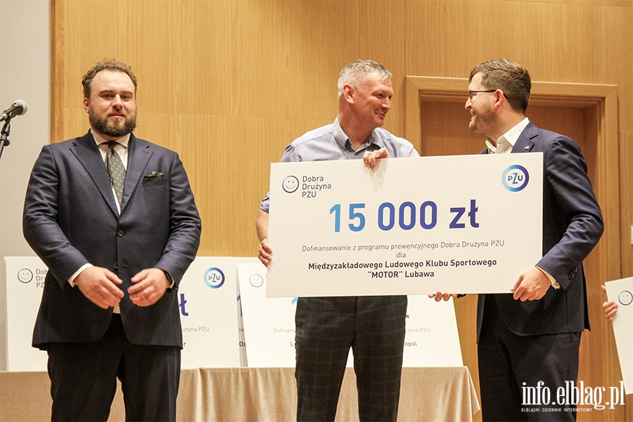 Siedemnaście klubów otrzymało czeki od PZU, fot. 28
