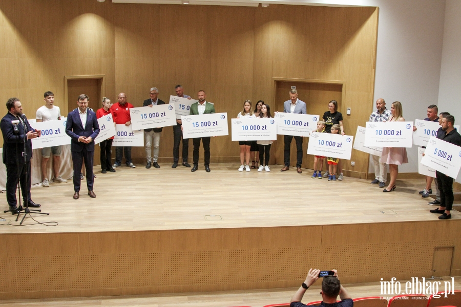 Siedemnaście klubów otrzymało czeki od PZU, fot. 33
