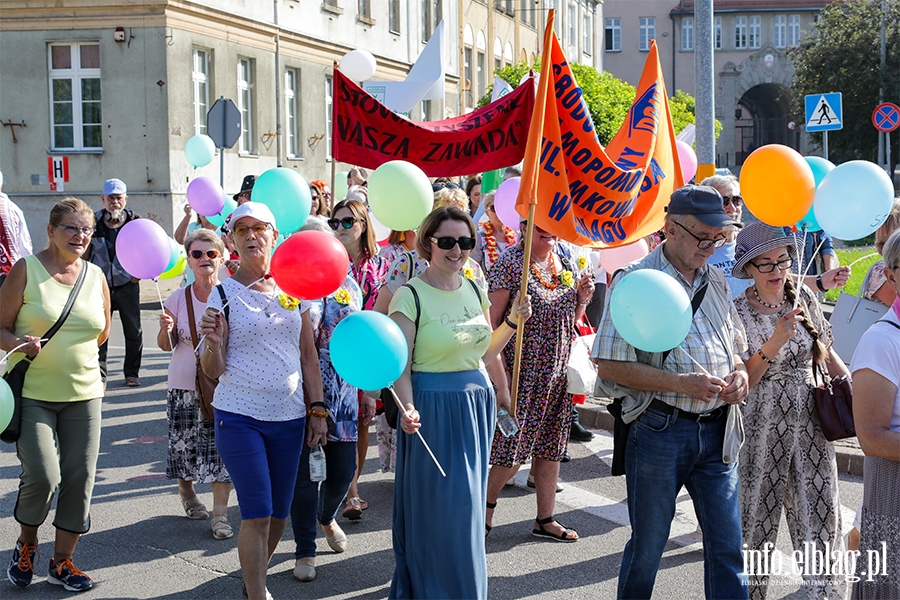 Seniorzy przejęli Elbląg. Przemarsz na początek tygodnia pełnego atrakcji , fot. 35