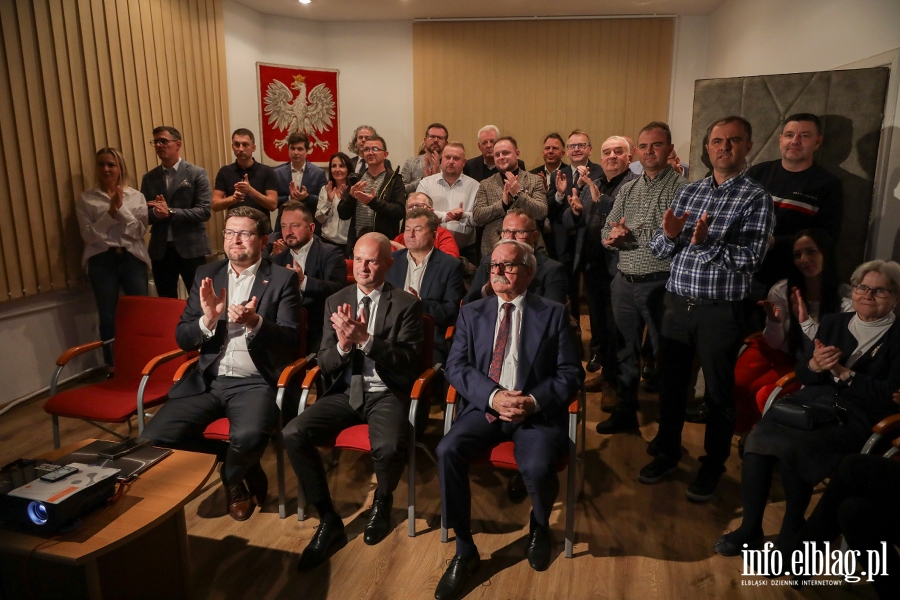 Sondażowe wyniki: PiS - 36,8 proc., KO - 31,6 proc. Leonard Krasulski: Cieszę się, ale jest pewien niedosyt, fot. 19