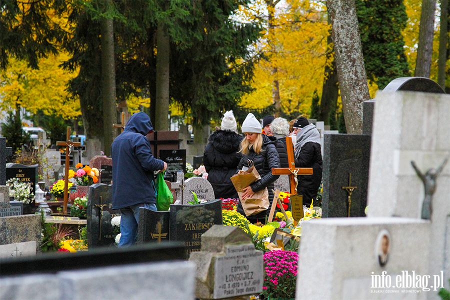 Wszystkich Świętych okazją do odwiedzenia bliskich na cmentarzach, fot. 13
