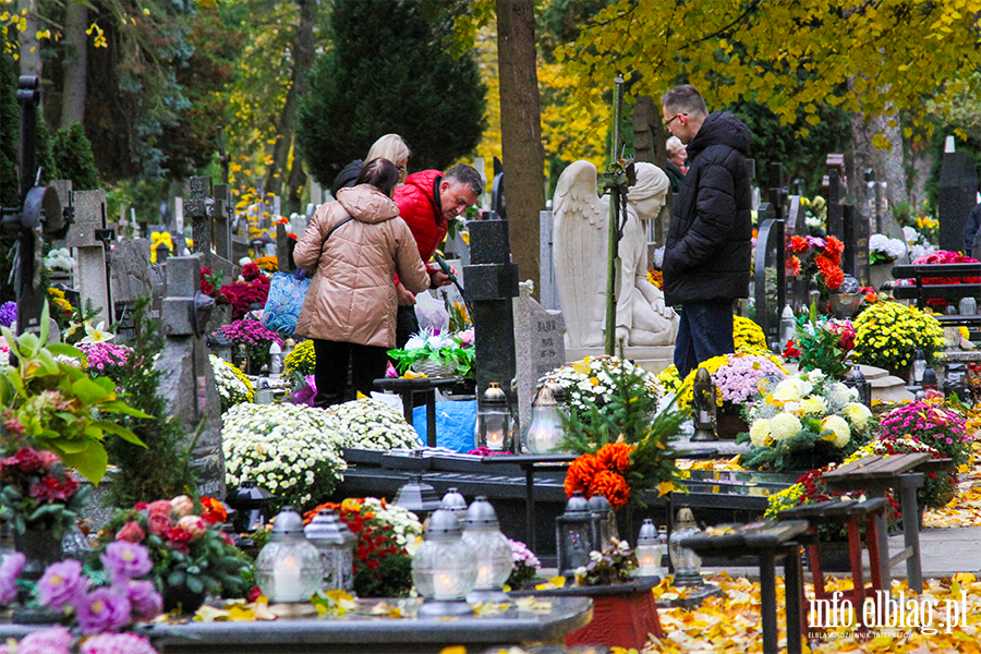 Wszystkich Świętych okazją do odwiedzenia bliskich na cmentarzach, fot. 14