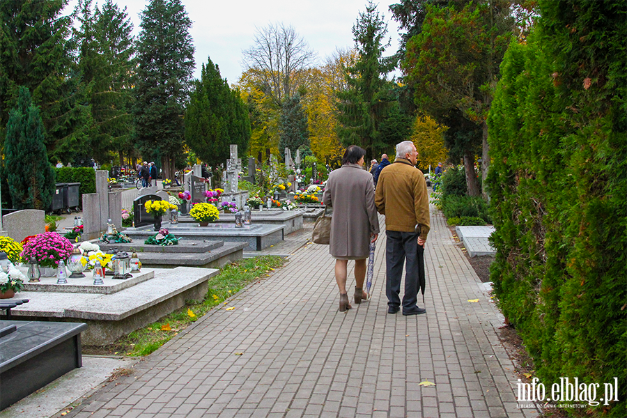 Wszystkich Świętych okazją do odwiedzenia bliskich na cmentarzach, fot. 20