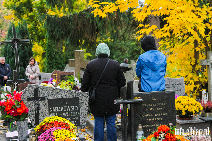 Wszystkich Świętych okazją do odwiedzenia bliskich na cmentarzach, fot. 22