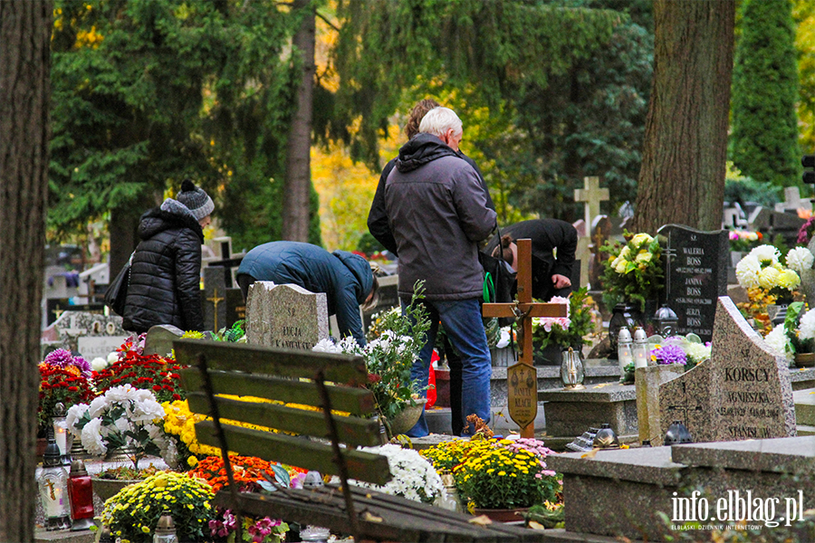 Wszystkich Świętych okazją do odwiedzenia bliskich na cmentarzach, fot. 24