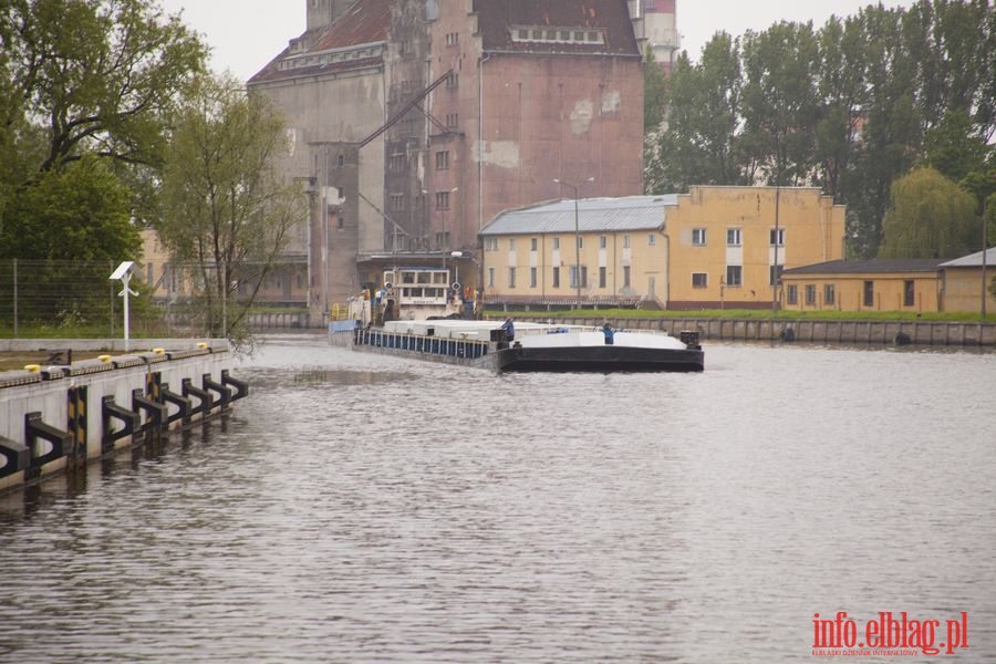 Pierwsza od lat barka z wglem wpyna do elblskiego portu, fot. 1