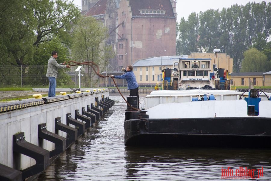 Pierwsza od lat barka z wglem wpyna do elblskiego portu, fot. 4