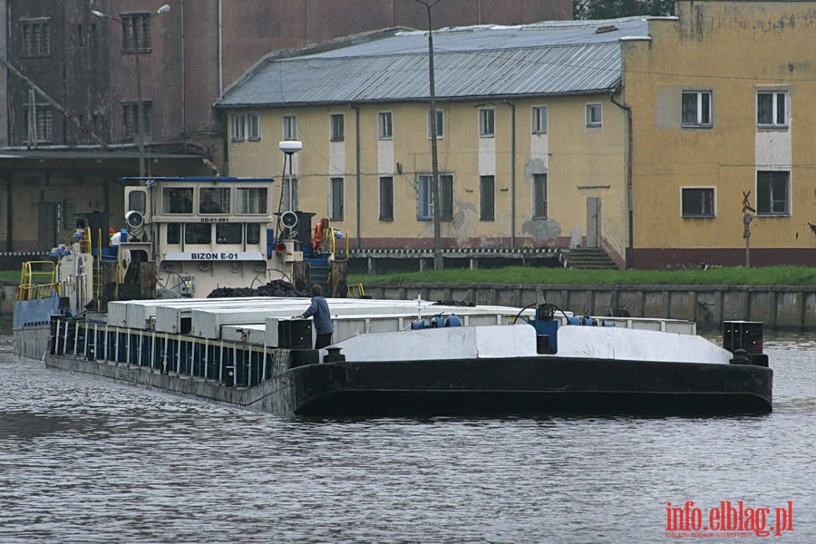 Pierwsza od lat barka z wglem wpyna do elblskiego portu, fot. 20