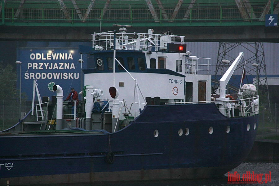 Pierwsza od lat barka z wglem wpyna do elblskiego portu, fot. 37