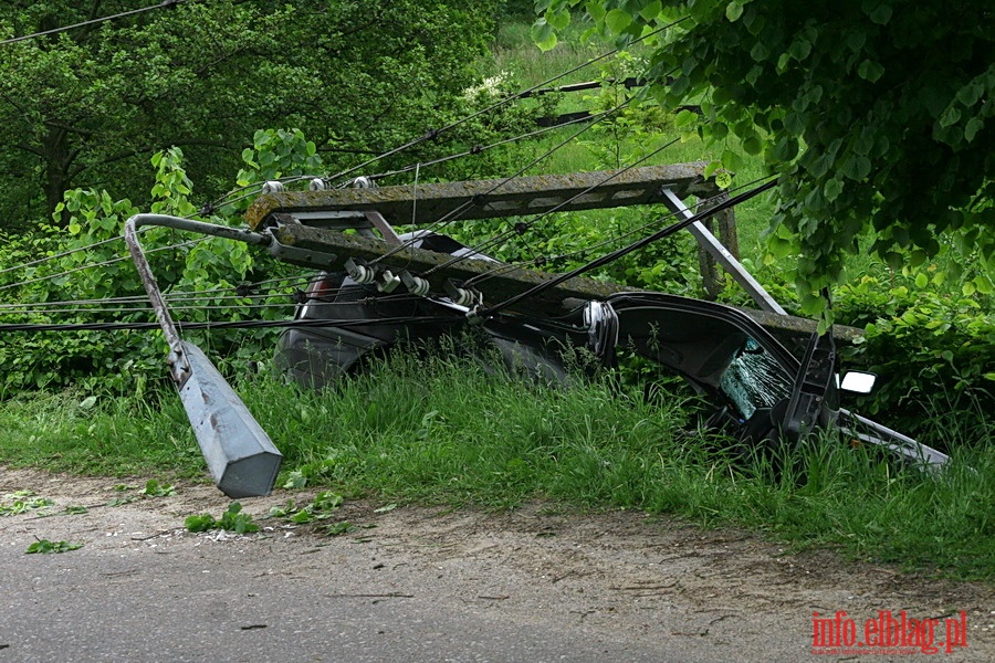 Grona kolizja na wylocie z Suchacza - vw golf uderzy w sup wysokiego napicia, fot. 1