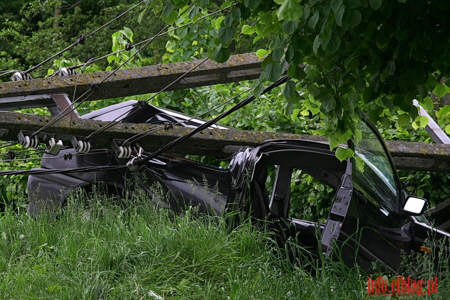 Grona kolizja na wylocie z Suchacza - vw golf uderzy w sup wysokiego napicia, fot. 2