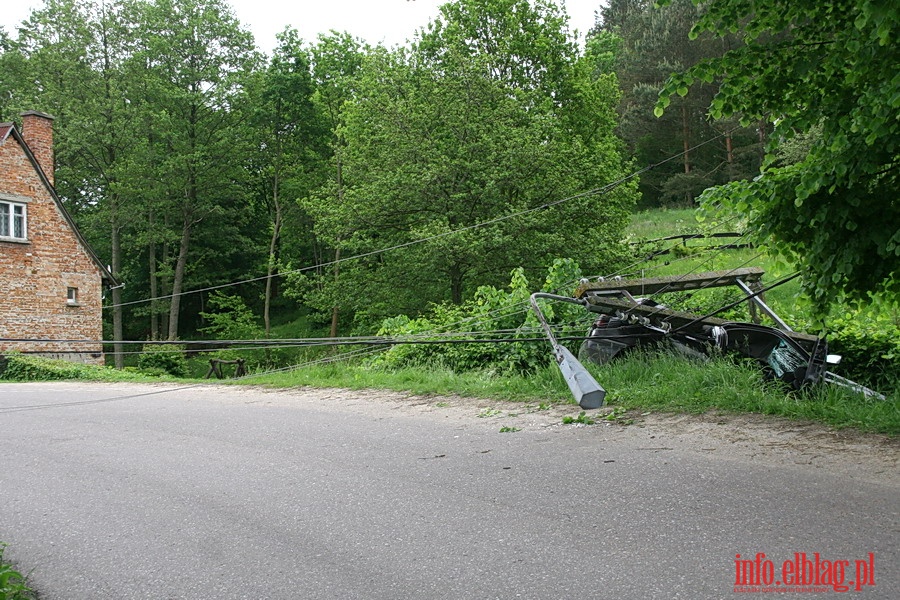 Grona kolizja na wylocie z Suchacza - vw golf uderzy w sup wysokiego napicia, fot. 3