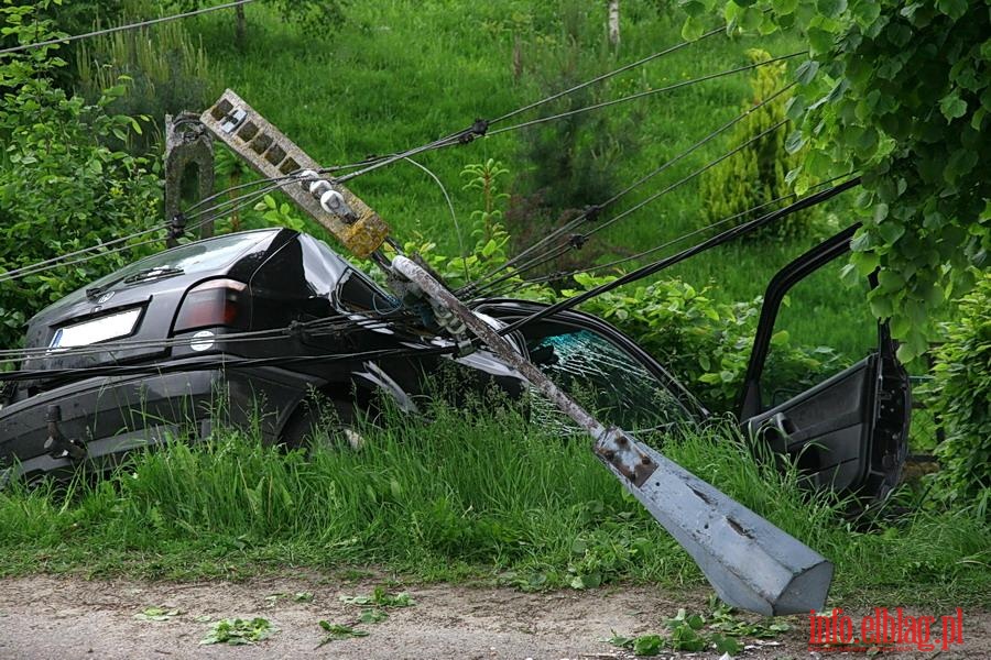 Grona kolizja na wylocie z Suchacza - vw golf uderzy w sup wysokiego napicia, fot. 4