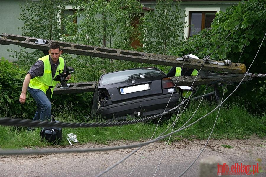 Grona kolizja na wylocie z Suchacza - vw golf uderzy w sup wysokiego napicia, fot. 6