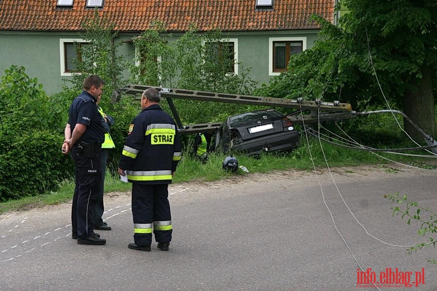 Grona kolizja na wylocie z Suchacza - vw golf uderzy w sup wysokiego napicia, fot. 7