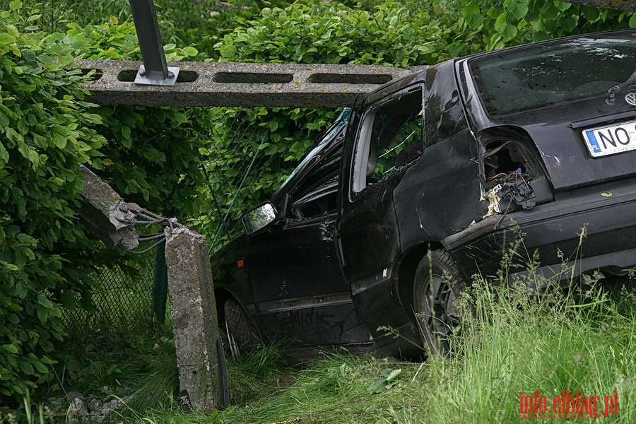 Grona kolizja na wylocie z Suchacza - vw golf uderzy w sup wysokiego napicia, fot. 9