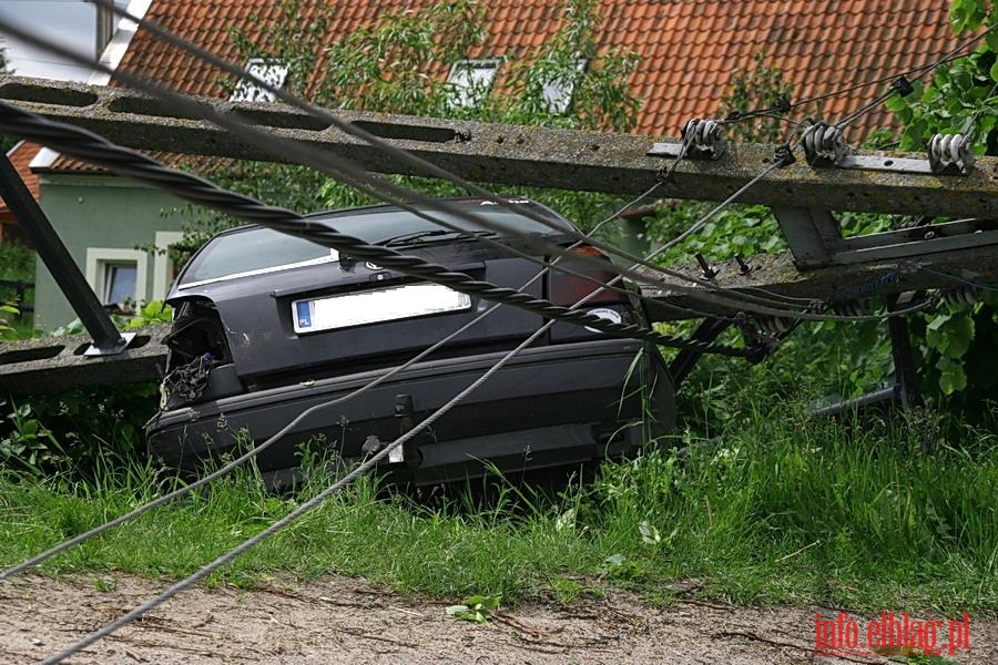 Grona kolizja na wylocie z Suchacza - vw golf uderzy w sup wysokiego napicia, fot. 10