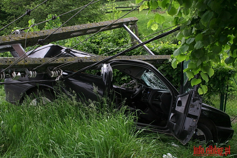 Grona kolizja na wylocie z Suchacza - vw golf uderzy w sup wysokiego napicia, fot. 11