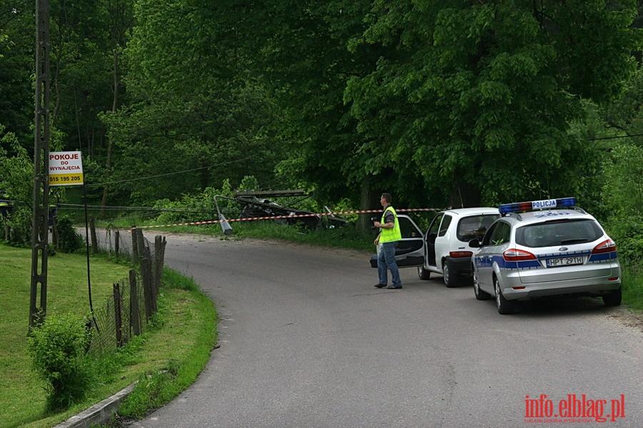 Grona kolizja na wylocie z Suchacza - vw golf uderzy w sup wysokiego napicia, fot. 12