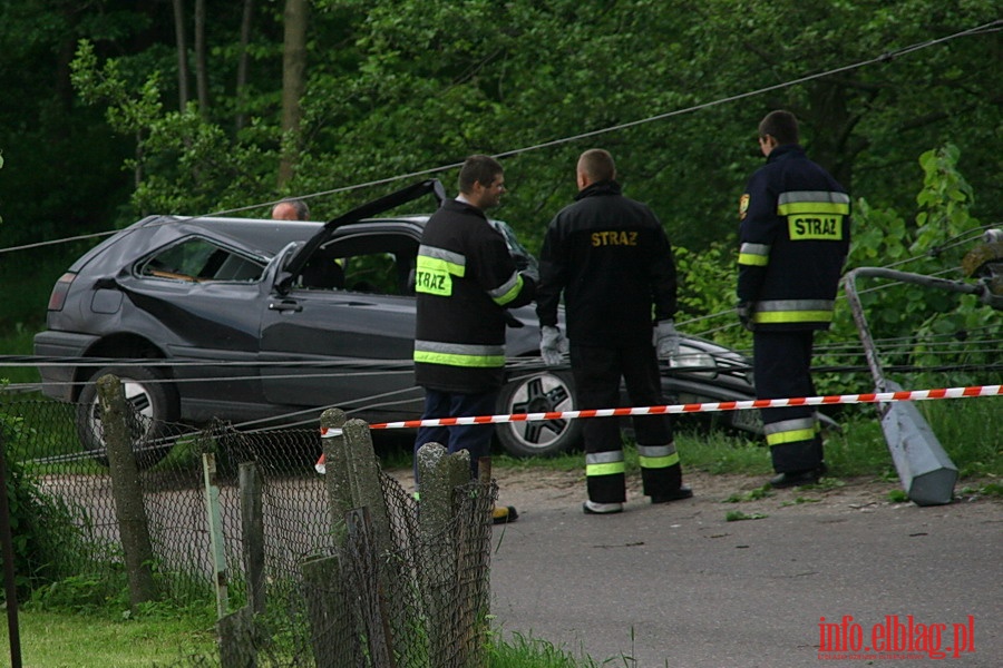 Grona kolizja na wylocie z Suchacza - vw golf uderzy w sup wysokiego napicia, fot. 14