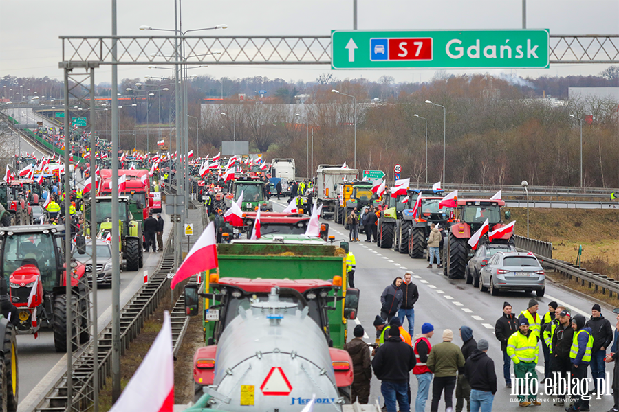 Elblg: Rolnicy protestuj na obwodnicy. Kilkaset maszyn zablokowao drog S7, fot. 29