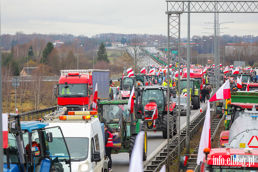 Elblg: Rolnicy protestuj na obwodnicy. Kilkaset maszyn zablokowao drog S7, fot. 30