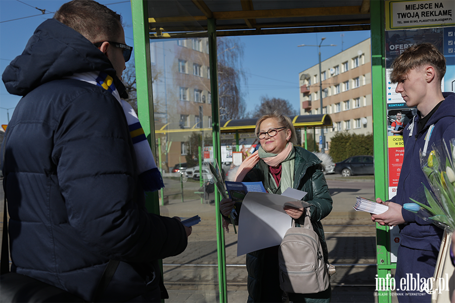 Olimpia rozdaje kwiaty na Dzie Kobiet, fot. 13