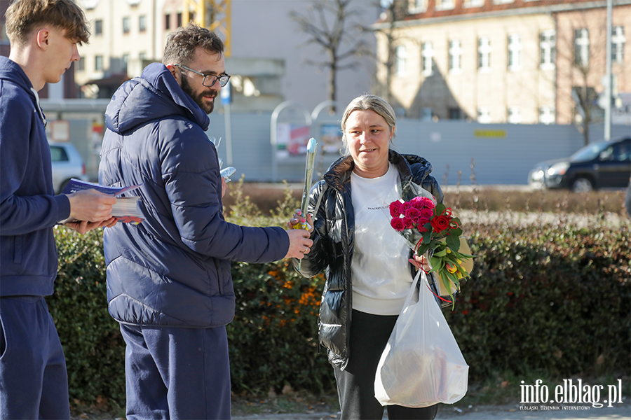 Olimpia rozdaje kwiaty na Dzie Kobiet, fot. 18