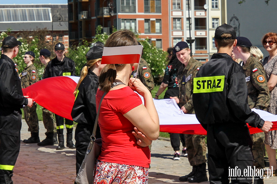 Mieszkacy Elblga przeszli ulicami z 50-metrow flagPolski , fot. 4