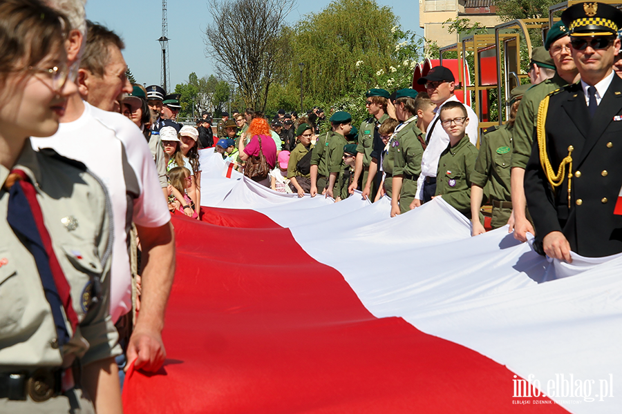 Mieszkacy Elblga przeszli ulicami z 50-metrow flagPolski , fot. 9