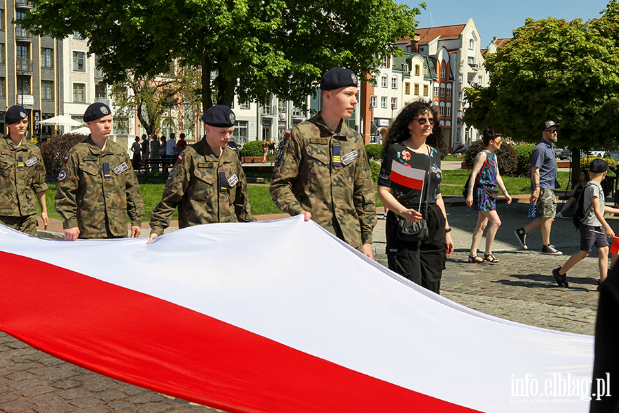 Mieszkacy Elblga przeszli ulicami z 50-metrow flagPolski , fot. 25