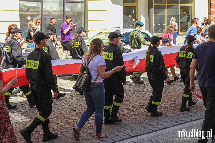 Mieszkacy Elblga przeszli ulicami z 50-metrow flagPolski , fot. 30