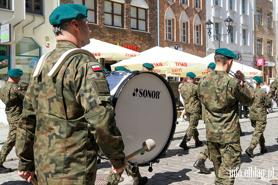 Mieszkacy Elblga przeszli ulicami z 50-metrow flagPolski , fot. 34