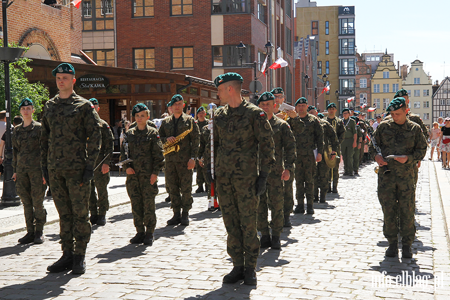 Mieszkacy Elblga przeszli ulicami z 50-metrow flagPolski , fot. 36