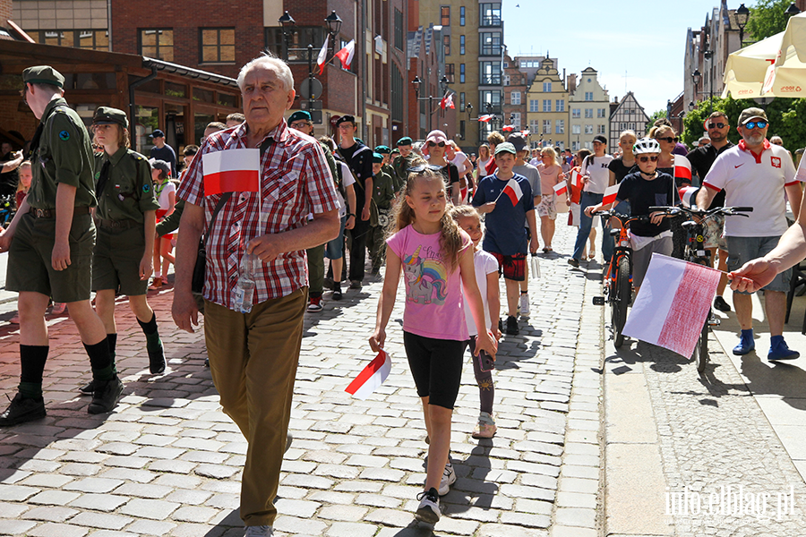 Mieszkacy Elblga przeszli ulicami z 50-metrow flagPolski , fot. 40