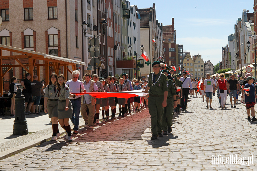 Mieszkacy Elblga przeszli ulicami z 50-metrow flagPolski , fot. 43