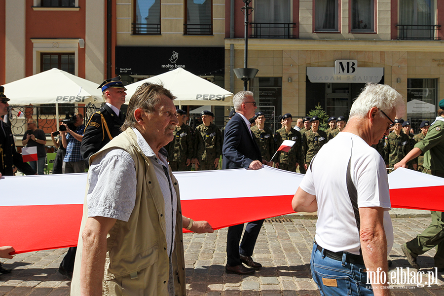 Mieszkańcy Elbląga przeszli ulicami z 50-metrową flagą Polski , fot. 44